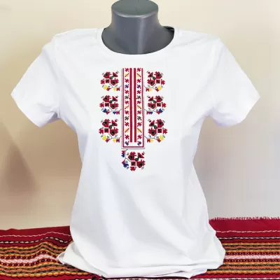 Тениски с бродерия