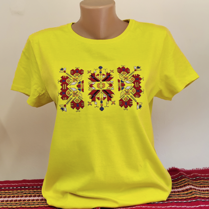 Дамска жълта тениска с бродерия 