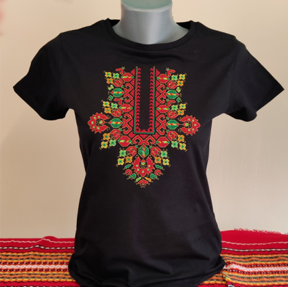 Дамска черна тениска с бродерия 