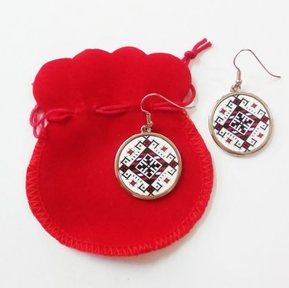 Обеци с мотиви на шевици