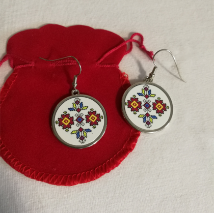 Обеци с мотиви на шевици