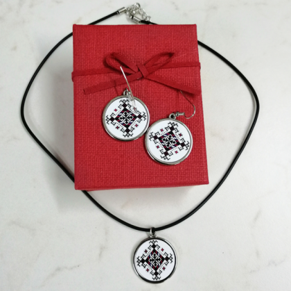 Комплект обеци и колие 