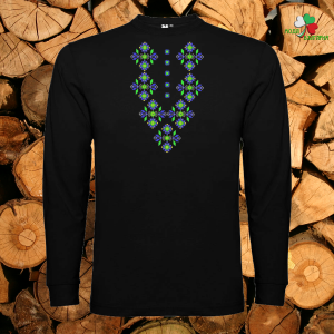 Мъжка черна блуза с мотиви на шевици .