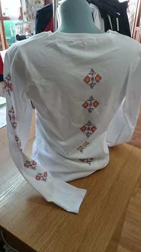 Дамска блуза с дълъг ръкав , мотиви на шевици.