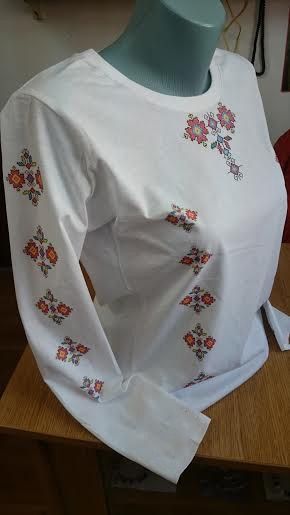 Дамска блуза с дълъг ръкав , мотиви на шевици.