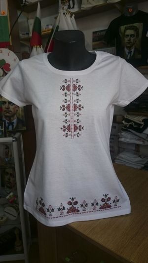 Женска тениска с мотиви на шевици.