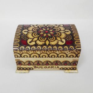 Дървена кутийка за бижута