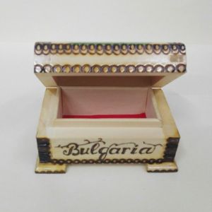 Дървена кутийка за бижута