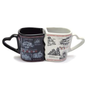 Комплект сувенирни чаши със забележителности и народни мотиви.