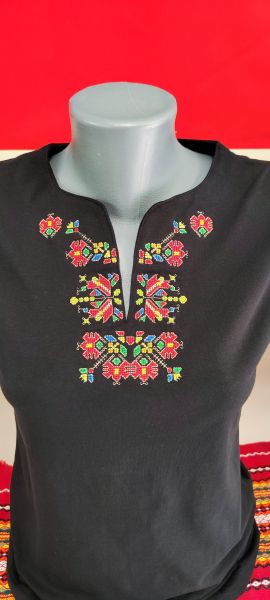 Черна  дамска тениска с бродерия