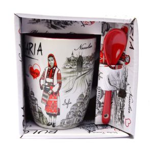 Сувенирна чаша с народни мотиви.