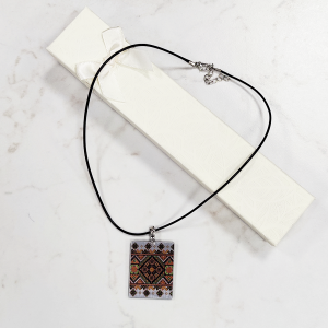 Колие с мотиви на шевици