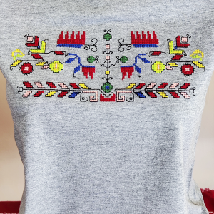 Дамска сива тениска с бродерия 