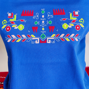 Дамска синя тениска с бродерия 