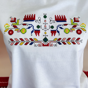 Дамска бяла тениска с бродерия 