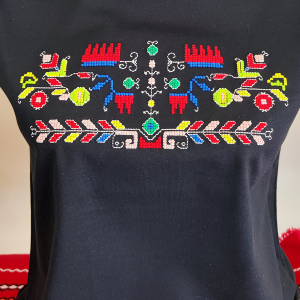 Дамска черна  тениска с бродерия 