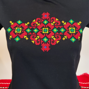 Дамска черна  тениска с бродерия 