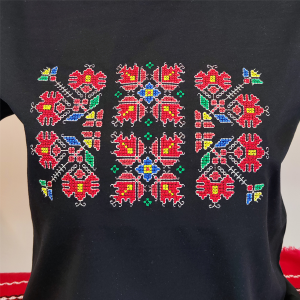 Дамска черна  тениска с бродерия 