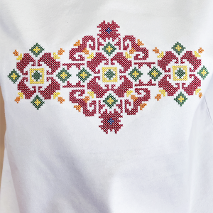 Дамска бяла тениска с бродерия 