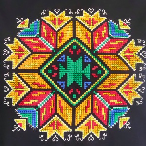 Дамска черна тениска с бродерия 