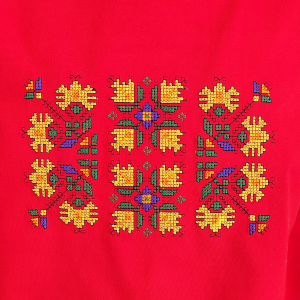 Червена мъжка тениска с бродерия