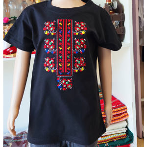 Детска черна тениска с шевица