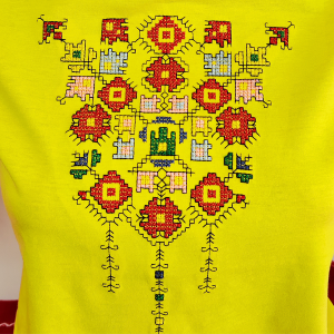 Дамска жълта тениска с бродерия