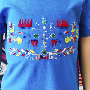 Детска синя тениска с бродерия