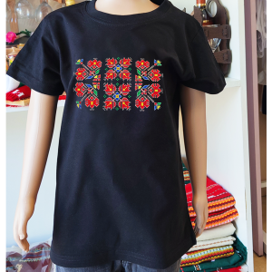 Детска черна тениска с бродерия