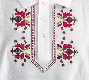 Бяла  мъжка тениска с бродерия