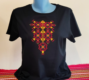 Дамска черна  тениска с бродерия