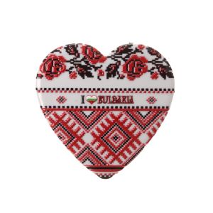 Сувенирен магнит - сърце България с шевици.