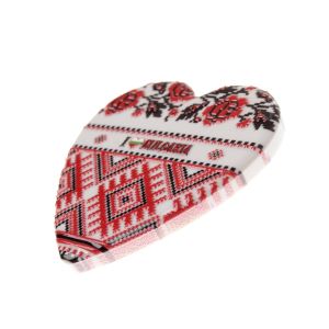 Сувенирен магнит - сърце България с шевици.