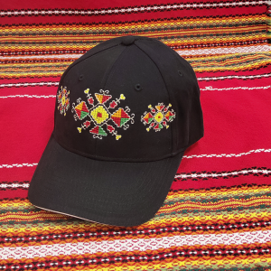 Шапка с бродерия 