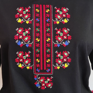 Дамска черна блуза с бродерия 