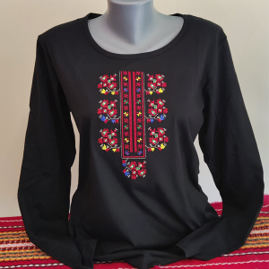 Дамска черна блуза с бродерия 