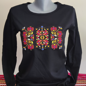 Дамска черна блуза с бродерия 