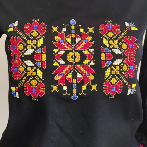 Дамска черна блуза с бродерия 