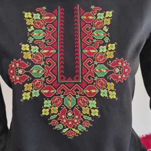 Дамска черна блуза с бродерия 