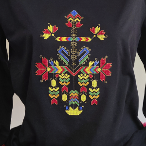 Дамска черна блуза с бродерия 