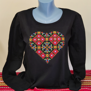 Дамска черна блуза с бродерия - Сърце