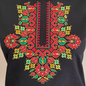 Дамска черна тениска с бродерия 