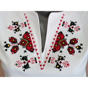 Дамска бяла тениска с бродерия - V образно деколте