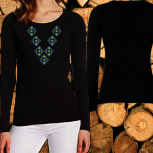 Дамска черна блуза с дълъг ръкав , мотиви на шевици.