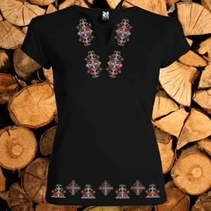 Черна тениска с V-образно деколте- модел 2018