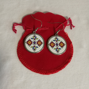 Обеци с мотиви на шевици