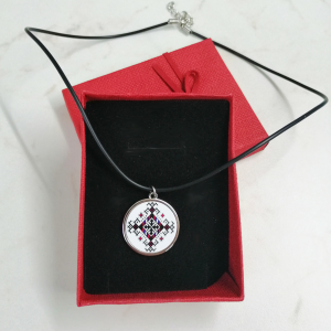 Колие с мотиви на шевици